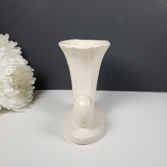 Vintage Art Deco Ivory Colored Cornucopia Pottery Vase | Horn of Plenty Planter - Picture 3 of 9